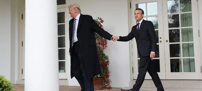 Σόου Τραμπ, άναυδος ο Μακρόν: Τίναξε πιτυρίδα από το πέτο του Γάλλου προέδρου [εικόνες & βίντεο]